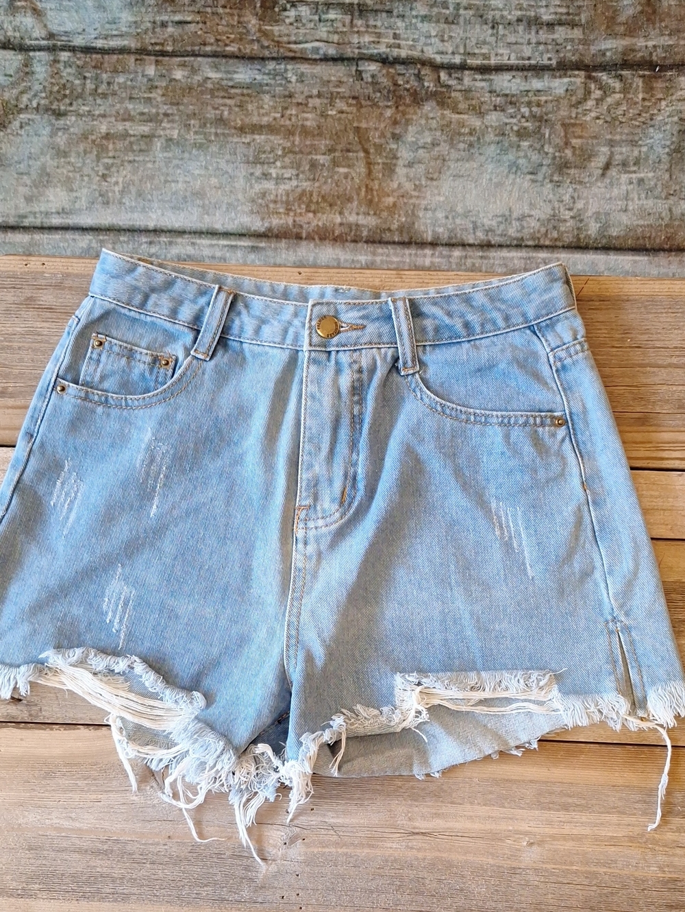 🔥🔥CLEARANCE🔥🔥 Women’s Light Blue Distressed Denim Jean Shorts. Medium